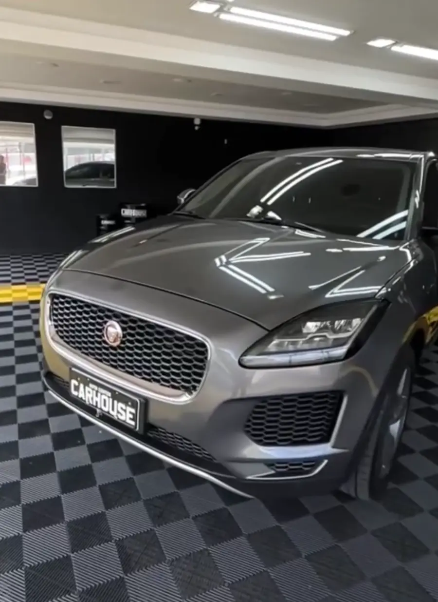 Jaguar E-Pace com brilho espelhado após detailing premium na CarHouse em Curitiba