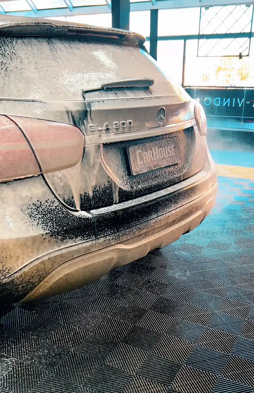 Traseira do Mercedes-Benz GLA 200 coberta de espuma durante a lavagem detalhada