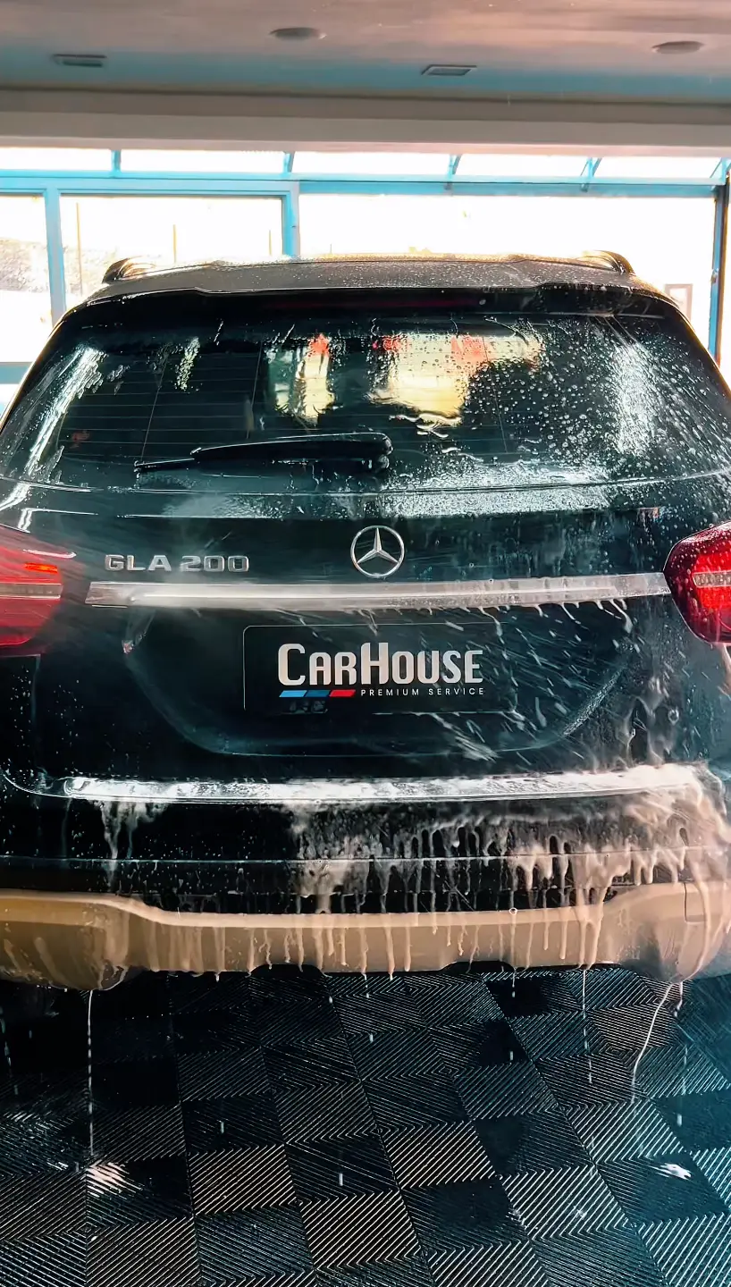 Mercedes-Benz GLA em lavagem detalhada premium com espuma na CarHouse