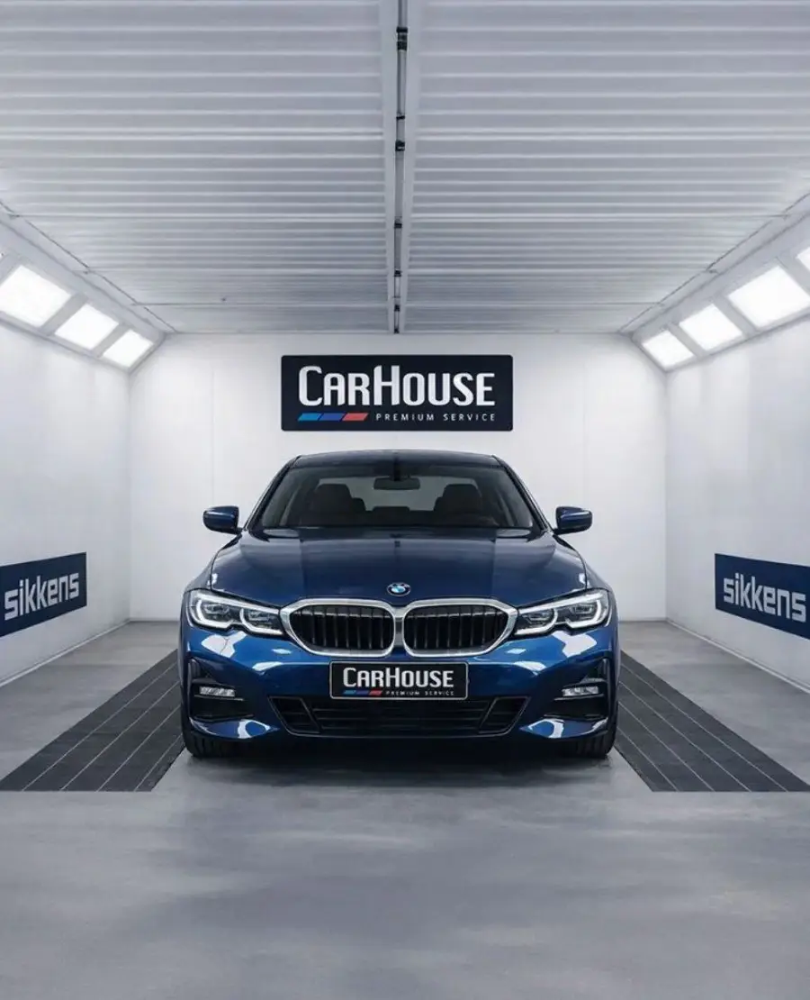 BMW Série 3 na cabine de pintura Sikkens da CarHouse Premium Service