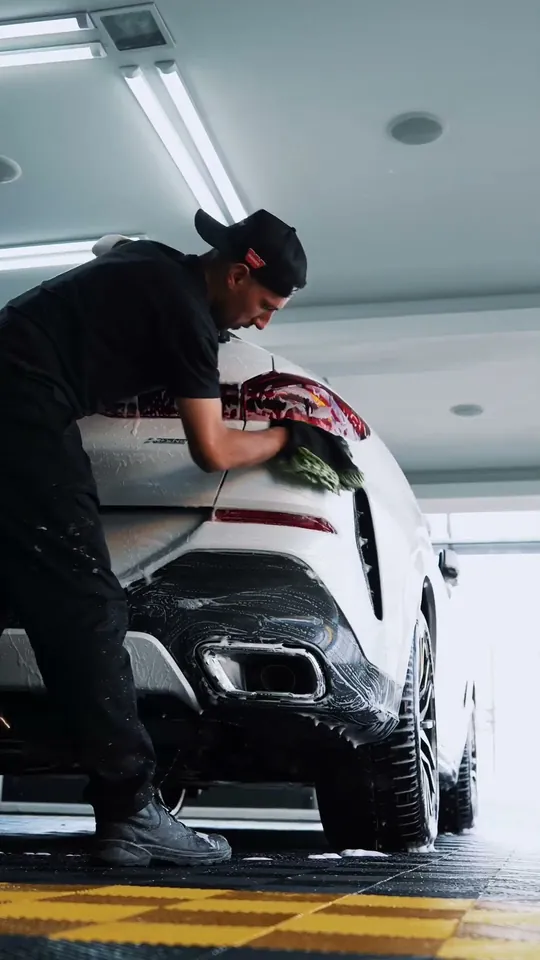 BMW X6 em inspeção e lavagem detalhada na CarHouse Premium, em Curitiba