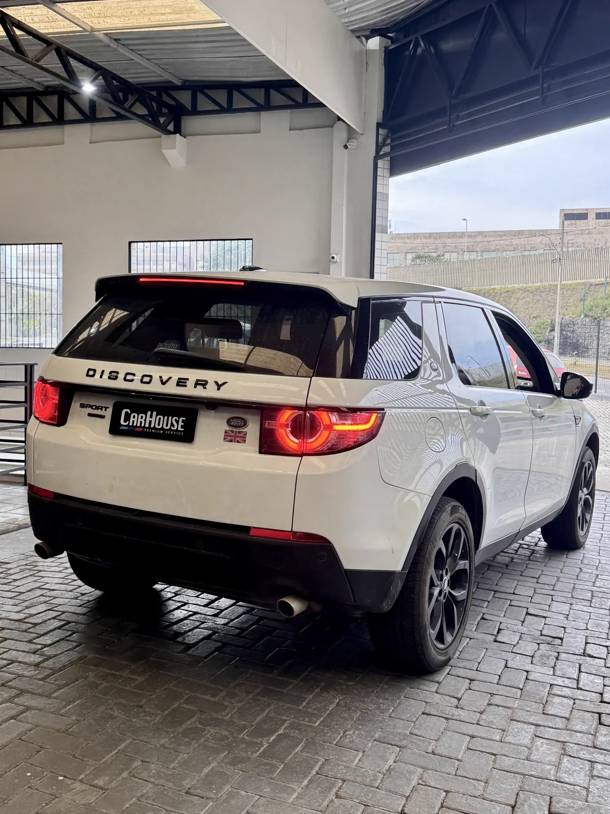 Land Rover Discovery Sport no pátio da CarHouse, em Curitiba