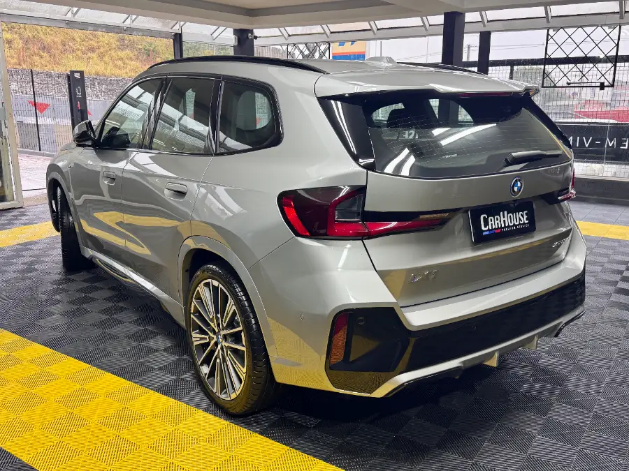 BMW iX1 M Sport cinza — traseira — na oficina premium da CarHouse em Curitiba
