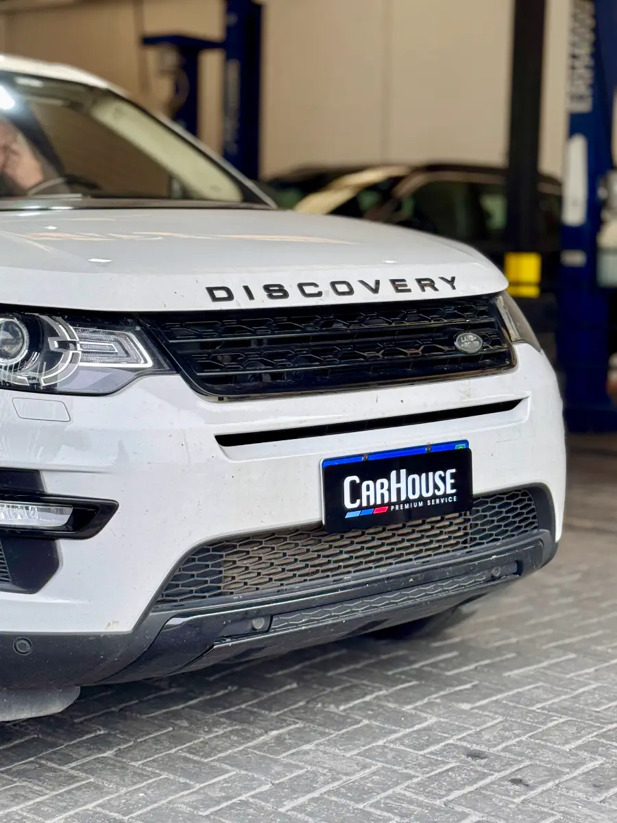 Land Rover Discovery Sport branca em manutenção na oficina CarHouse em Curitiba