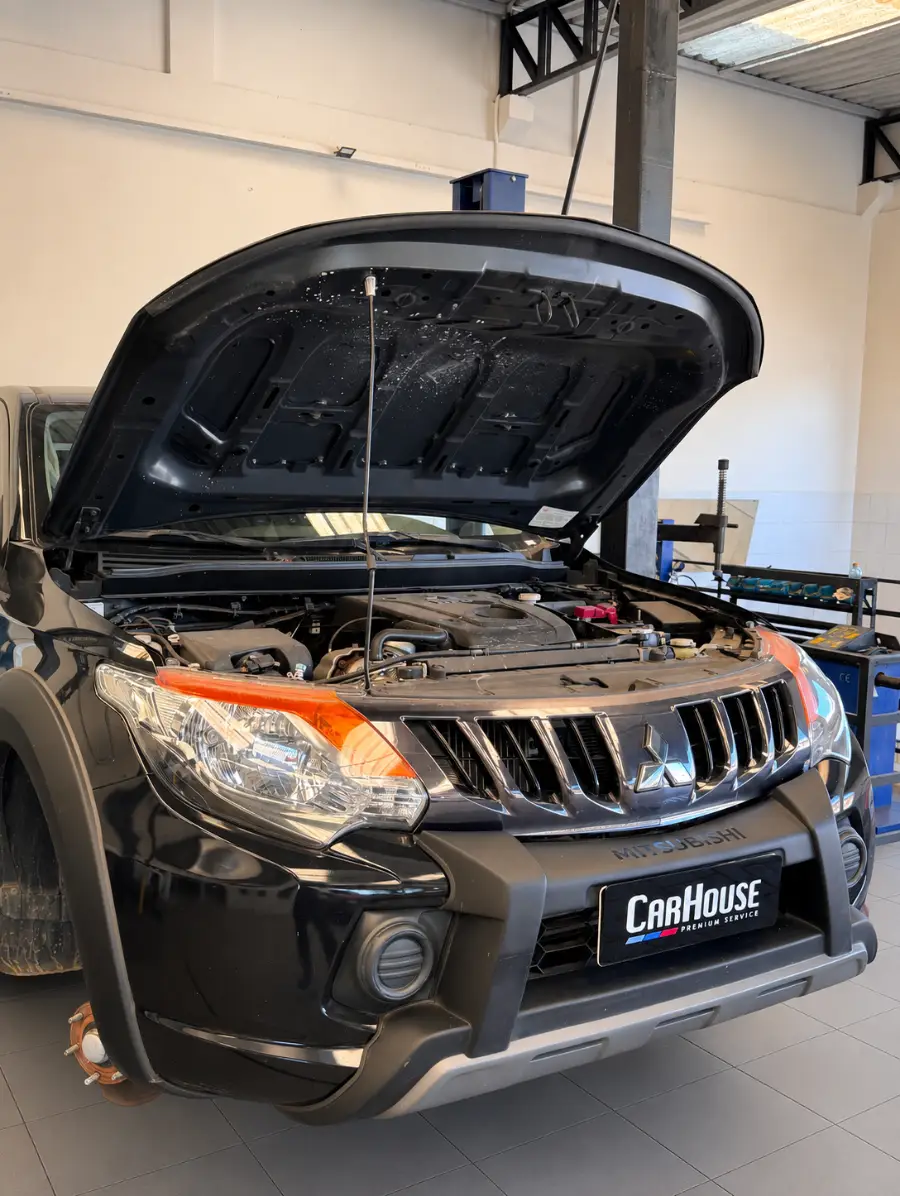 Mitsubishi L200 Triton em manutenção de motor na oficina CarHouse em Curitiba