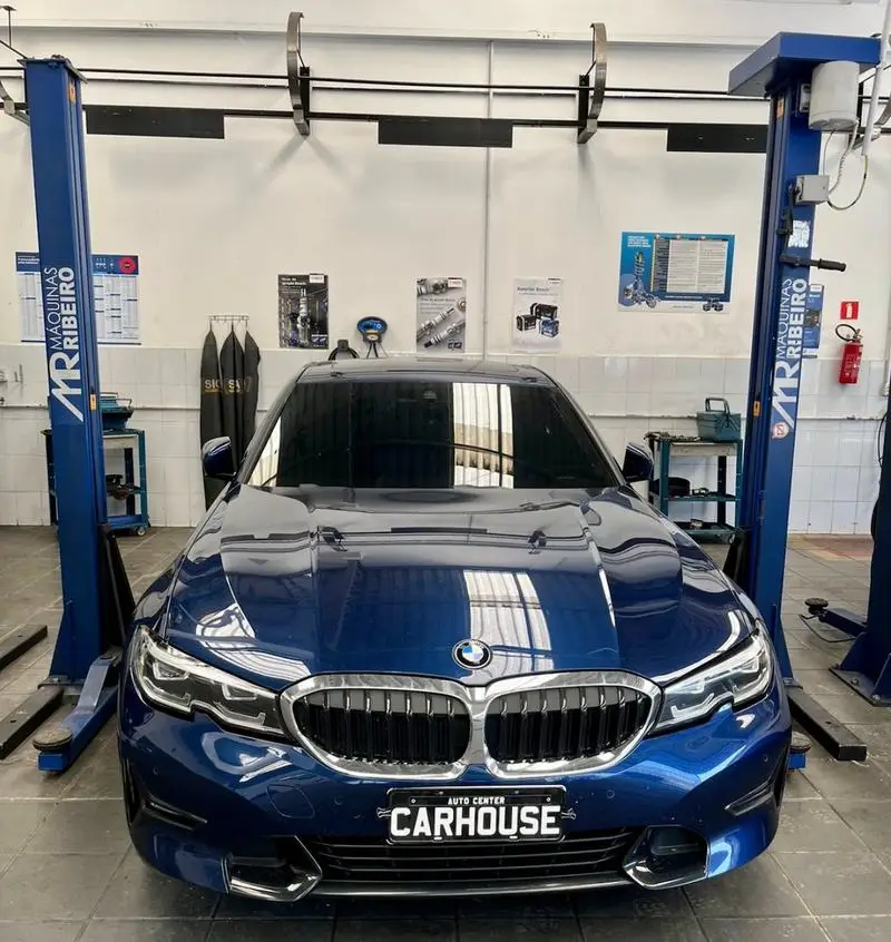 BMW Série 3 azul no elevador da oficina CarHouse em Curitiba