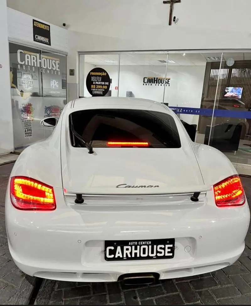Porsche Cayman branco após pintura premium na CarHouse em Curitiba