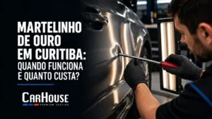 Técnico removendo amassado da porta de um carro com martelinho de ouro e painel de luz