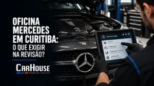 Técnico fazendo diagnóstico eletrônico em uma Mercedes-Benz com tablet aberto no menu ASSYST