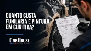 Técnico preenchendo orçamento de funilaria e pintura ao lado de um carro com peças protegidas para pintura